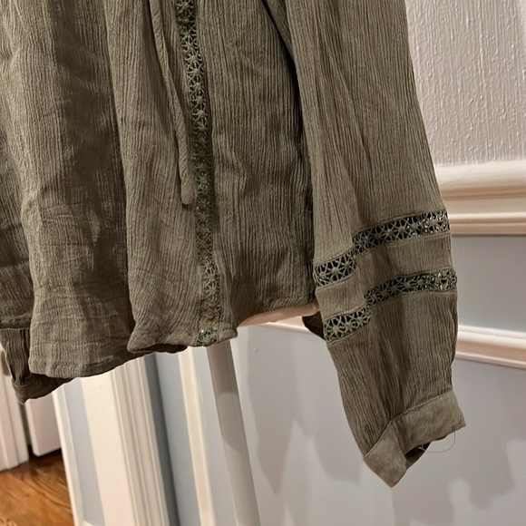 LIKE NEW ARMY GREEN LONG SLEEVE LOOSE BLOUSE WITH HOOD - SIZE SMALL - Picture 4 of 8